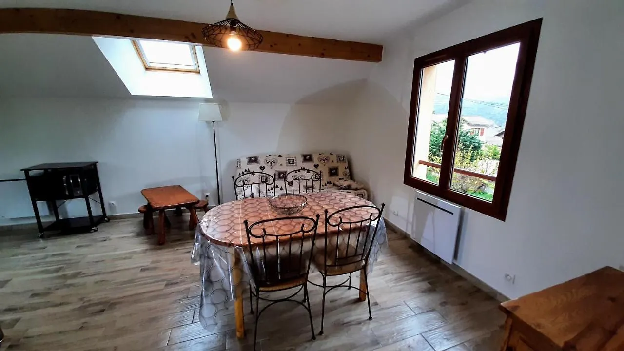 Le Pre Fleuri: New 3-Star Tourist Apartments with Private Parking Guillestre